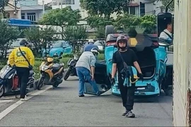 Taxi công nghệ lật ngửa trên cầu vượt Quang Trung