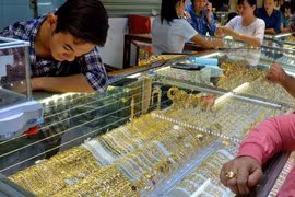 Giá vàng "quay xe" giảm sâu: SJC và vàng nhẫn lao dốc cùng thế giới