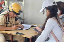 Đội CSGT Tân Sơn Nhất xử lý hàng loạt học sinh không đội mũ bảo hiểm