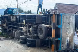 Giải cứu hai người mắc kẹt trong cabin xe tải lật ở đèo Phú Sơn