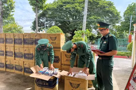 Thu giữ 15.000 bao thuốc lá lậu trên kênh Đình Đức, An Giang