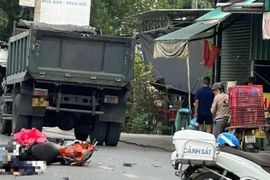 Người đàn ông tử vong tại chỗ sau va chạm xe ben và xe máy ở Bà Điểm