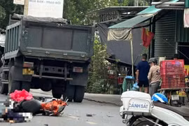Người đàn ông tử vong tại chỗ sau va chạm xe ben và xe máy ở Bà Điểm
