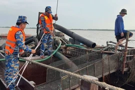 Bắt giữ 4 phương tiện chở cát không giấy tờ tại khu vực sông Cửa Đại