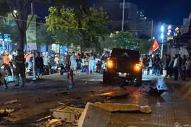 TPHCM: Ô tô lao qua dải phân cách, tông xe máy làm 2 phụ nữ tử vong