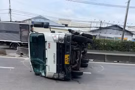 TPHCM: Xe tải va dải phân cách rồi lật, hai người đi xe máy thoát nạn