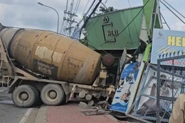 TP HCM: Xe bồn mất lái cày nát dải phân cách, lao vào tiệm hớt tóc