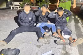 Đồng Tháp: Bắt nhóm thanh niên mang dao tự chế đi giải quyết mâu thuẫn