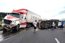 Tai nạn liên hoàn trên cao tốc: Xe cứu trợ lũ lụt lật giữa đường