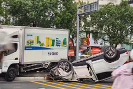 Va chạm với xe tải, ô tô 5 chỗ lật ngửa trên đường Võ Văn Kiệt kẹt xe kéo dài