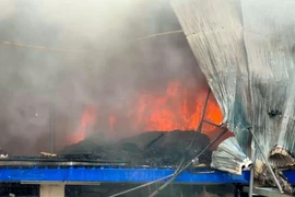 Cháy lớn tại cửa hàng vật liệu xây dựng ở Hòa Xuân, Đà Nẵng