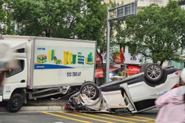 Va chạm với xe tải, ô tô 5 chỗ lật ngửa trên đường Võ Văn Kiệt kẹt xe kéo dài
