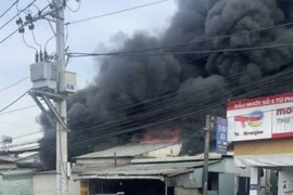 Cháy xưởng sản xuất mút xốp, khói đen bốc cao hàng chục mét