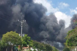 Cháy tại KCN Tân Phú Trung: Người dân bất lực trước ngọn lửa lan rộng