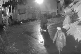 Bình Dương: Nhóm trộm khiêng cổng, đột nhập ký túc xá lấy 6 xe máy 