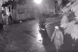 Bình Dương: Nhóm trộm khiêng cổng, đột nhập ký túc xá lấy 6 xe máy 