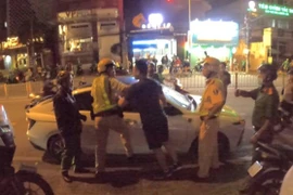 Đề nghị truy tố hai đối tượng gây rối trật tự sau khi né kiểm tra nồng độ cồn
