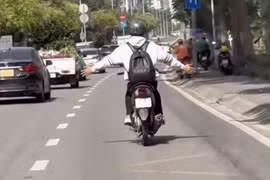 TP HCM: Thanh niên 19 tuổi bị xử lý vì buông hai tay khi chạy xe máy