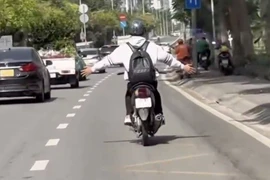 TP HCM: Thanh niên 19 tuổi bị xử lý vì buông hai tay khi chạy xe máy