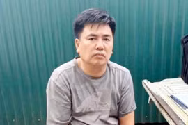 Khởi tố người đàn ông đẩy CSGT vào đầu xe tải tại Hà Nội