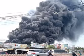 Cháy nhà xưởng sản xuất mút xốp tại phường Tây Nam