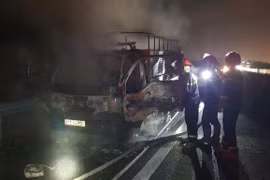 Xe tải bốc cháy dữ dội trên cao tốc Phan Thiết – Dầu Giây