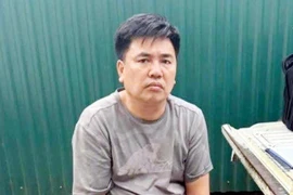 Khởi tố người đàn ông đẩy CSGT vào đầu xe tải tại Hà Nội