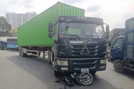 Va chạm khi ôm cua, container cuốn xe máy khiến một phụ nữ bị thương