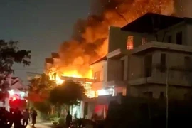 Nhà tiền chế rộng 100 m² tại khu dân cư Hưng Phú bị thiêu rụi trong đêm