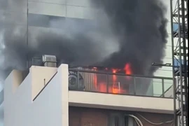 TPHCM: Cháy lớn tại tòa nhà trên đường Lê Thánh Tôn, giải cứu 2 người