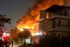 Nhà tiền chế rộng 100 m² tại khu dân cư Hưng Phú bị thiêu rụi trong đêm