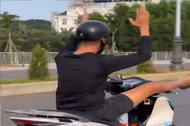 Clip buông cả hai tay lái xe máy, nam thanh niên bị tạm giữ phương tiện