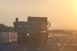 Chạy sai làn trên cao tốc, tài xế xe ben bị phạt 6 triệu đồng