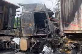 Sau va chạm hai xe đầu kéo bốc cháy ngùn ngụt tại Đồng Nai