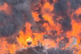 TPHCM: Nhà kho 1.700m² bốc cháy dữ dội lúc rạng sáng