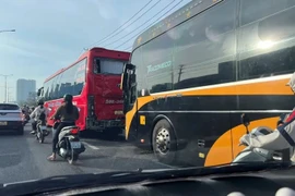 Tai nạn liên hoàn trên Quốc lộ 13, CSGT khẩn trương xử lý