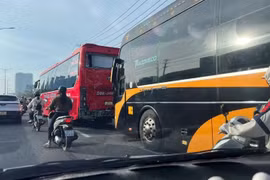 Tai nạn liên hoàn trên Quốc lộ 13, CSGT khẩn trương xử lý