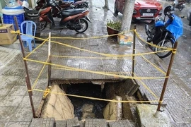 Đà Nẵng: Vỉa hè bất ngờ sụp trên đường Trưng Nữ Vương