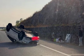 Ô tô gặp sự cố, lật trên cao tốc qua Lâm Đồng