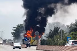 Cháy xe khách giường nằm gần cầu Cổ Chiên