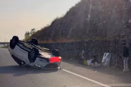 Ô tô gặp sự cố, lật trên cao tốc qua Lâm Đồng