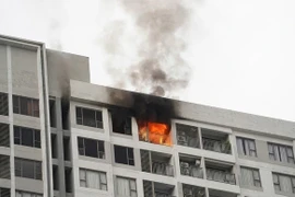 TP HCM: Cháy căn hộ tầng 27 chung cư River Gate Residence, cư dân tháo chạy