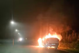 Đắk Lắk: Xe bán tải bốc cháy giữa đường, tài xế thoát hiểm an toàn