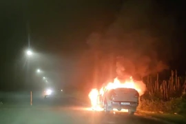 Đắk Lắk: Xe bán tải bốc cháy giữa đường, tài xế thoát hiểm an toàn