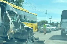 Xe khách va chạm xe đầu kéo trên quốc lộ 14, hai người bị thương