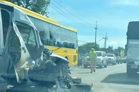 Xe khách va chạm xe đầu kéo trên quốc lộ 14, hai người bị thương