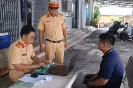 TPHCM xử phạt nam thanh niên lái xe buông cả hai tay, sử dụng điện thoại