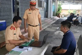 TPHCM xử phạt nam thanh niên lái xe buông cả hai tay, sử dụng điện thoại