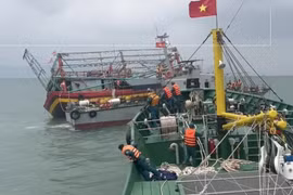 Bộ đội Biên phòng Đà Nẵng cứu nạn kịp thời tàu cá bị phá nước