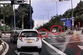 Xe cứu thương vượt đèn đỏ 52 giây rồi va chạm xe máy